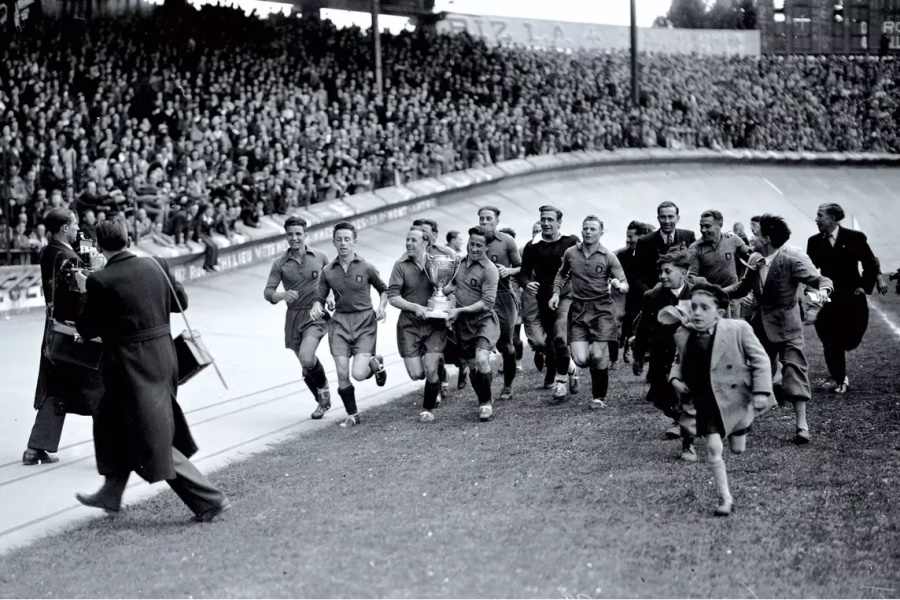 Tour d'honneur de l'équipe Fédérale Nancy Lorraine vainqueur de la Coupe de France 1944