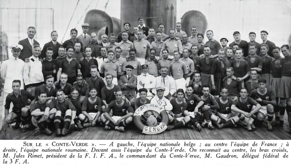 Les équipes de France, Belgique et Roumanie posent sur le Conte Verde sur le chemin de la coupe du monde 1930