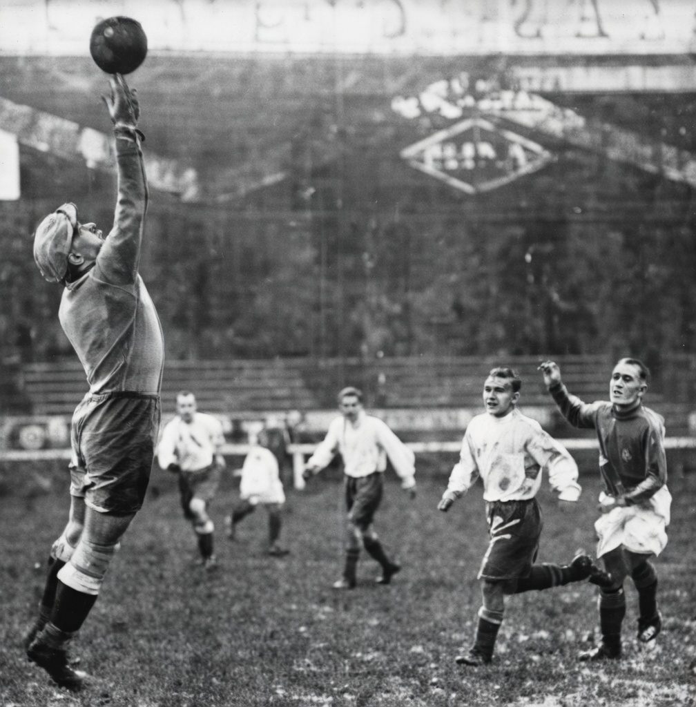 Coupe Sochaux 1931. Match du 02 Novembre 1931. Thépot détourne la reprise de Maschinot.1930.Thépot détourne la reprise de Maschinot
