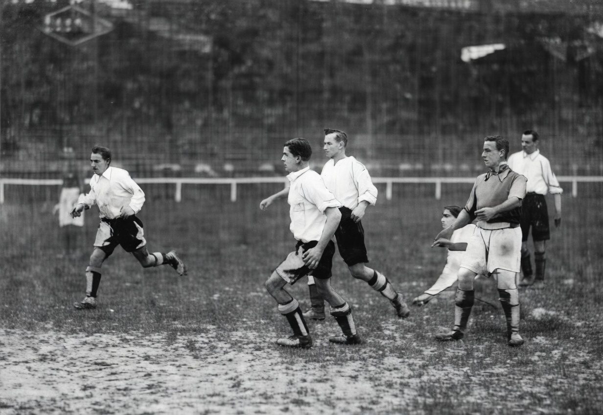 Coupe Sochaux 1931. Match du 02 Novembre 1930.Vive attaque des joueurs du Red Star