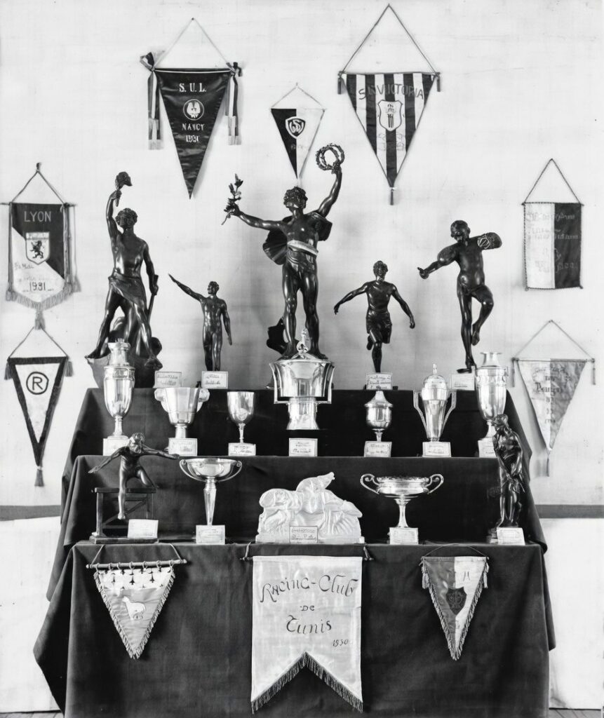 Quelques trophés du FC Sochaux Montbéliard à l'été 1932