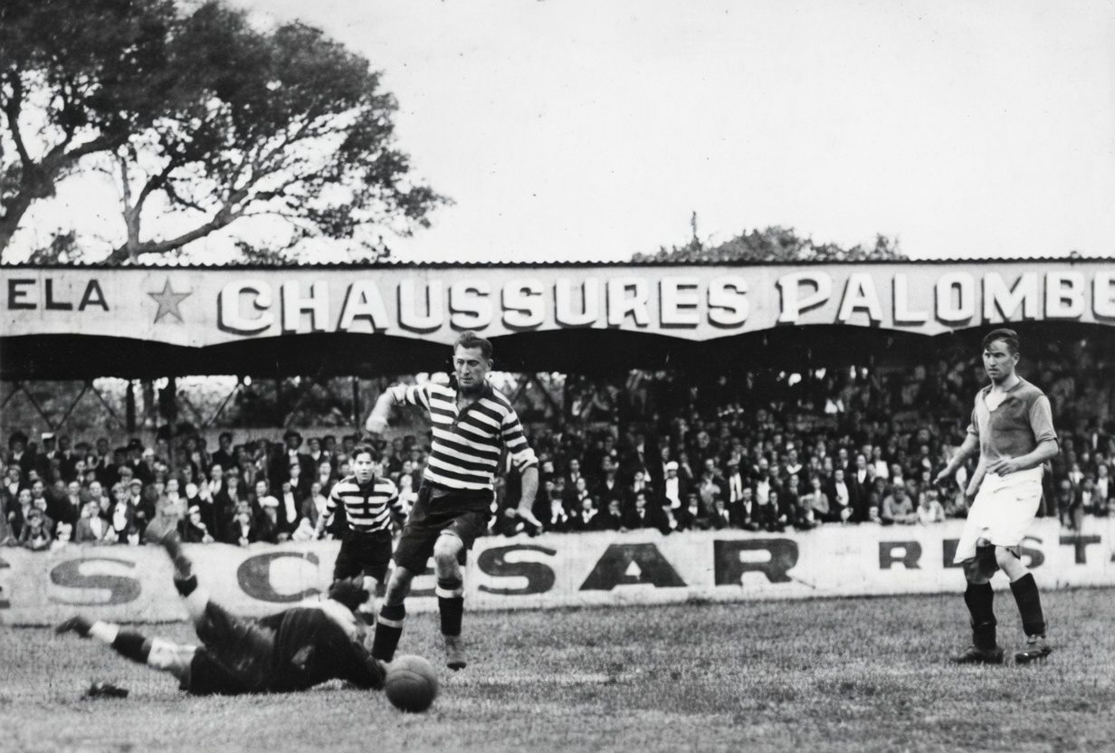 Guido Pretto plonge dans les pieds d'un Nîmois lors de Nimes Sochaux du 13 Mai 1934 en journée 24 du Championnat de France de Division 1