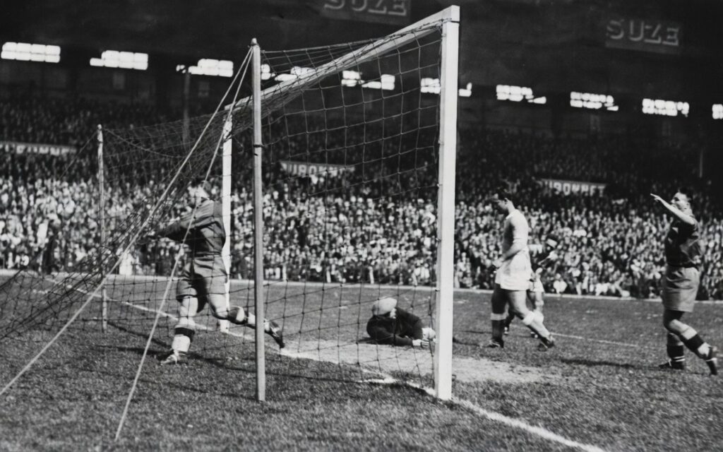 Finale Coupe de France 1937 égalisation de Miguel Ángel Lauri (ici dans les filets) sur passe de Bernard Williams