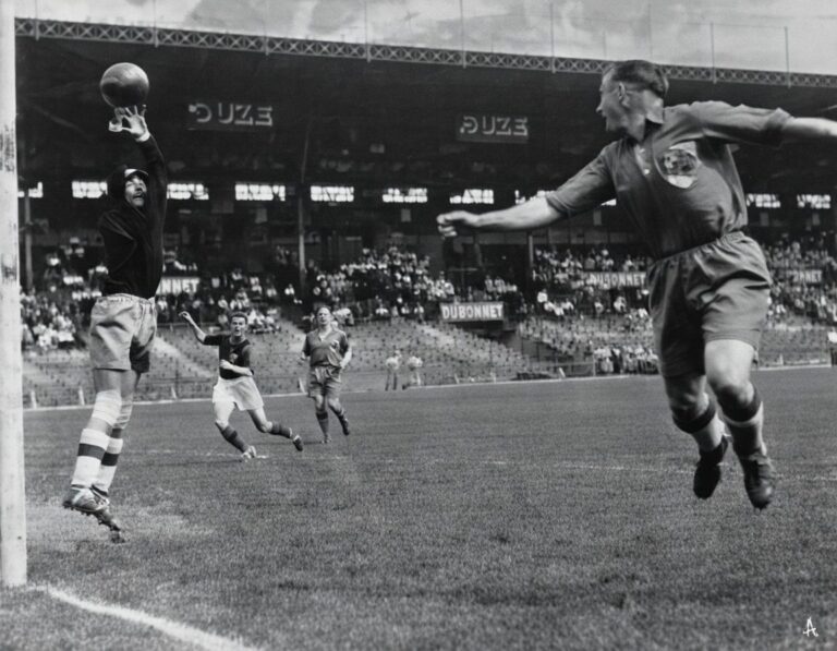 Mattler et Di Lorto lors du match Bologne Sochaux au tournoi de l'exposition 1937 à colombes