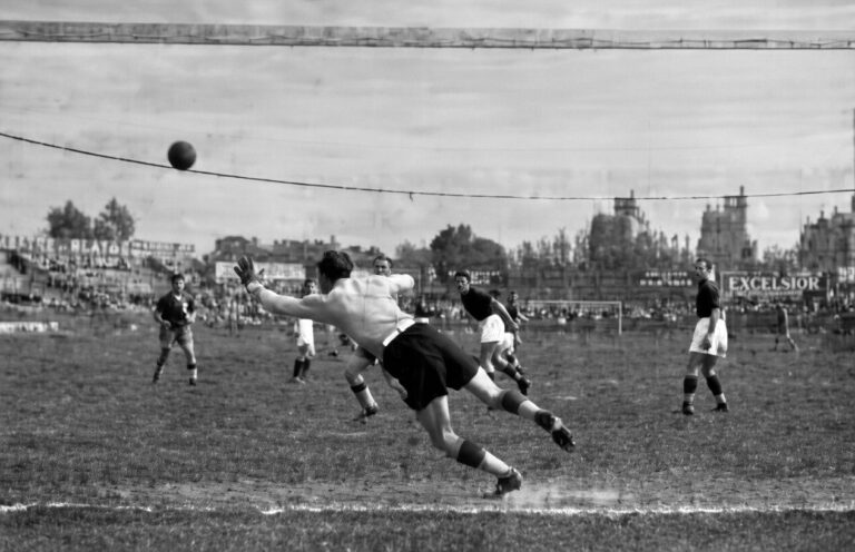 Penalty réussi d'Abegglen fac à Tir d'Abegglen sur le poteau de Ceresoli qui était battu lors du match Bologne Sochaux au tournoi de l'exposition 1937 à colombes