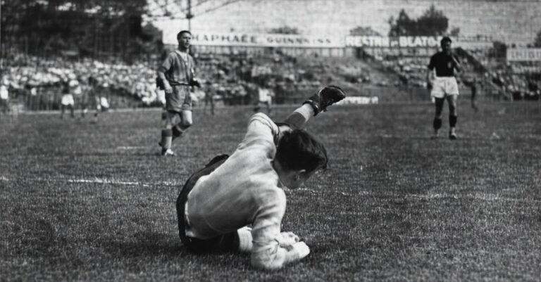 Tir de Courtois stoppé par Ceresoli lors du match Bologne Sochaux au tournoi de l'exposition 1937 à colombes