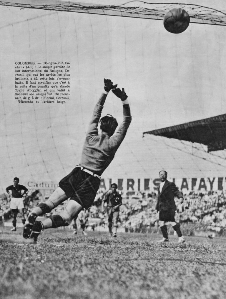 Penalty réussi d'Abegglen fac à Cerasoli lors du match Bologne Sochaux au tournoi de l'exposition 1937 à colombes
