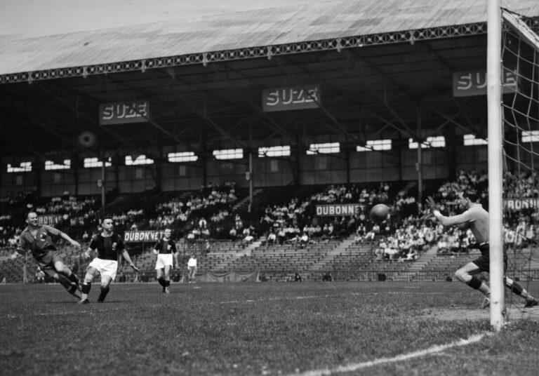 Tir de Bradac stoppé par Ceresoli lors du match Bologne Sochaux au tournoi de l'exposition 1937 à colombes