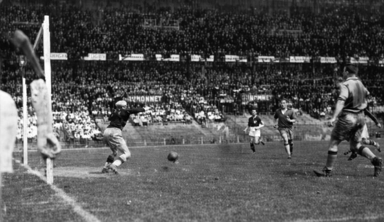 2ème but de Bologne lors du match Bologne Sochaux au tournoi de l'exposition 1937 à colombes. Di Lorto est battu devant Mattler et Lehmann impuissants