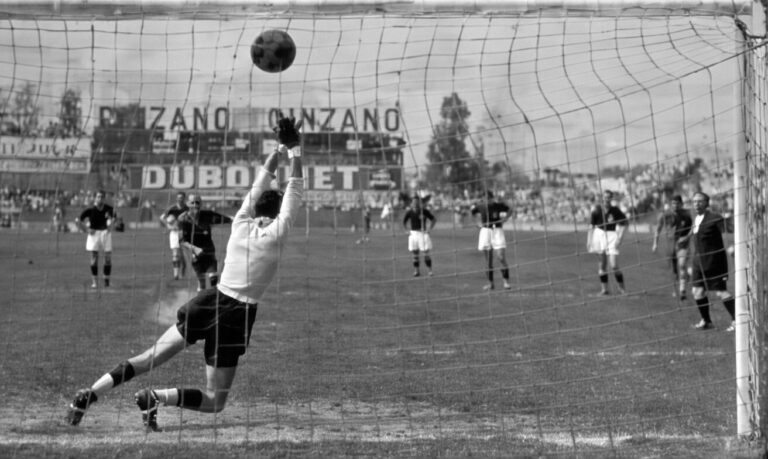 Penalty réussi d'Abegglen fac à Ceresoli lors du match Bologne Sochaux au tournoi de l'exposition 1937 à colombes
