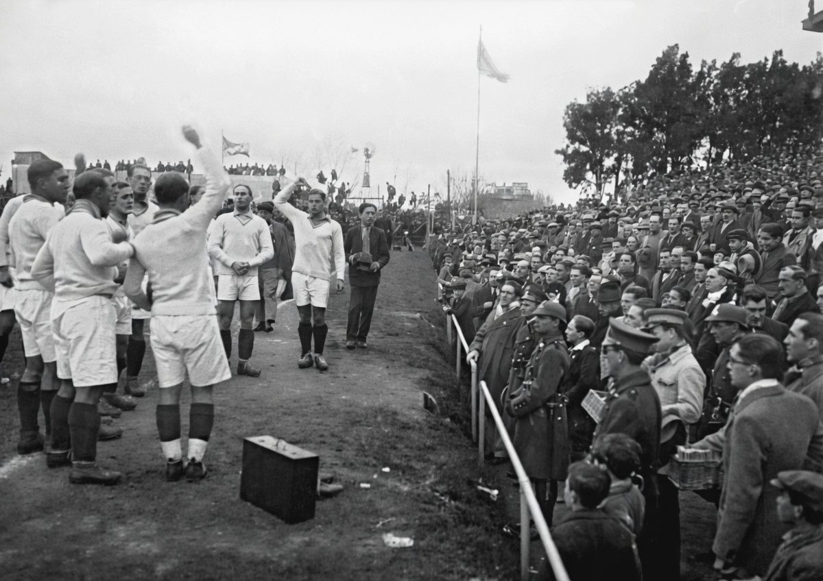 Equipe de France saluant le public après France Argentine 15 Juillet 1930 Coupe du Monde Montevideo