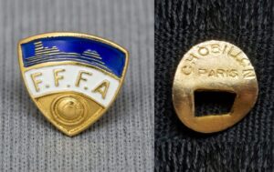 insigne que la Fédération Française de Football (FFFA) a remis à Miguel Angel Lauri pour sa sélection