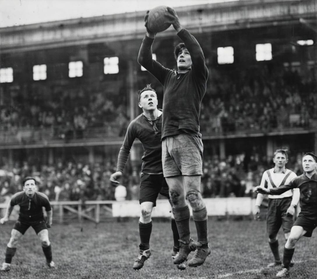 Antonio Lozes capte le ballon dans les airs. Match Entente Bruxelloise contre FC Sochaux coupe Dupuich Avril 1930