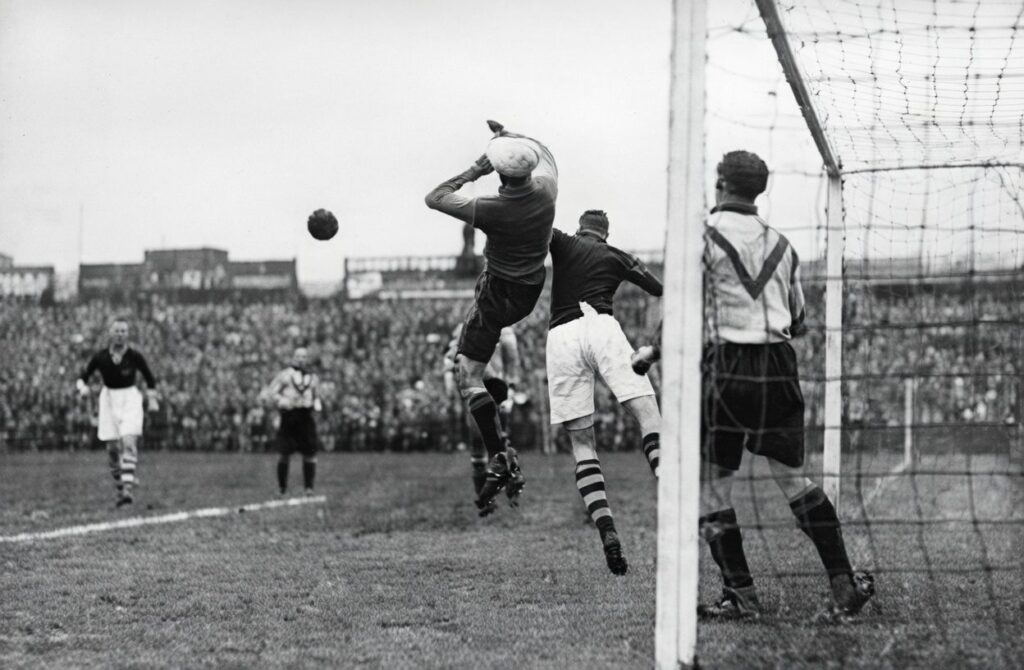 Lozes dans les airs lors de Pays Bas Contre FRC Sochaux Montbéliard 0 2 le 15 Avril 1931