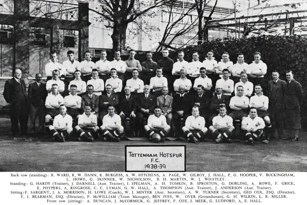 Tottenham Hotspur Saison 1938 1939 Leslie Miller 2eme rang 1er a droite