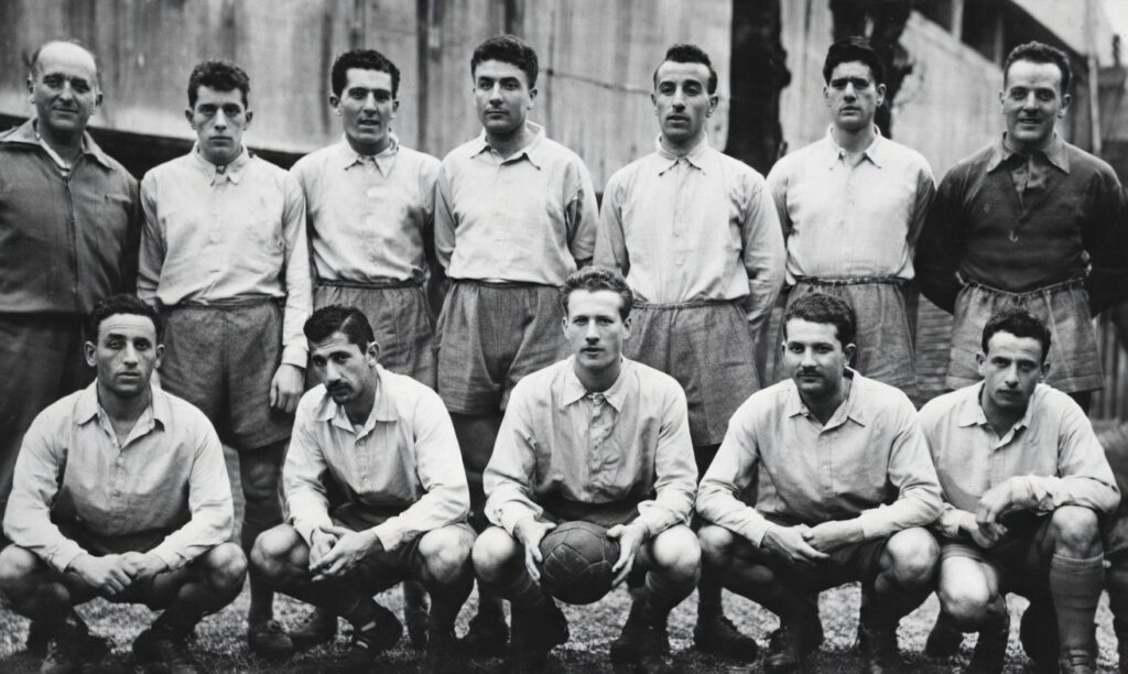 FC Sochaux Montbéliard saison 1952 1953 R Tellechea, Bravo, Marcel, Bernardet, J Tellechea, Lorius Accroupis Pardo, Muro, Salzborn, Gardien, Reignier